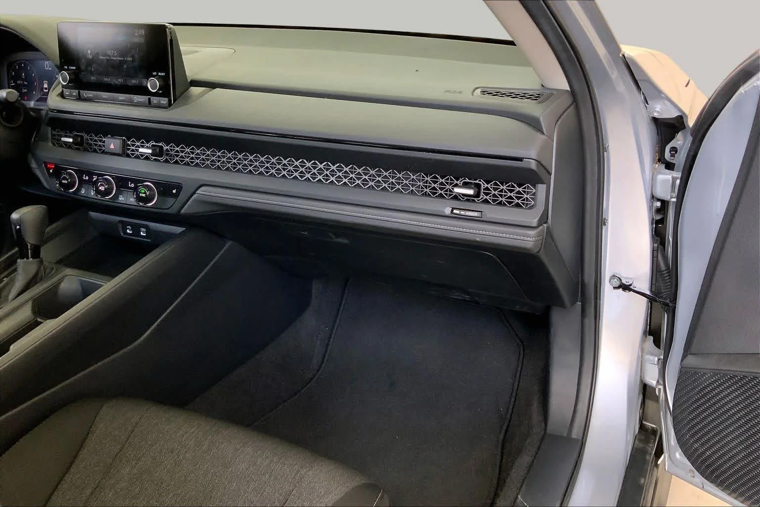 Used 2025 Solar Silver Metallic Honda SE image 29