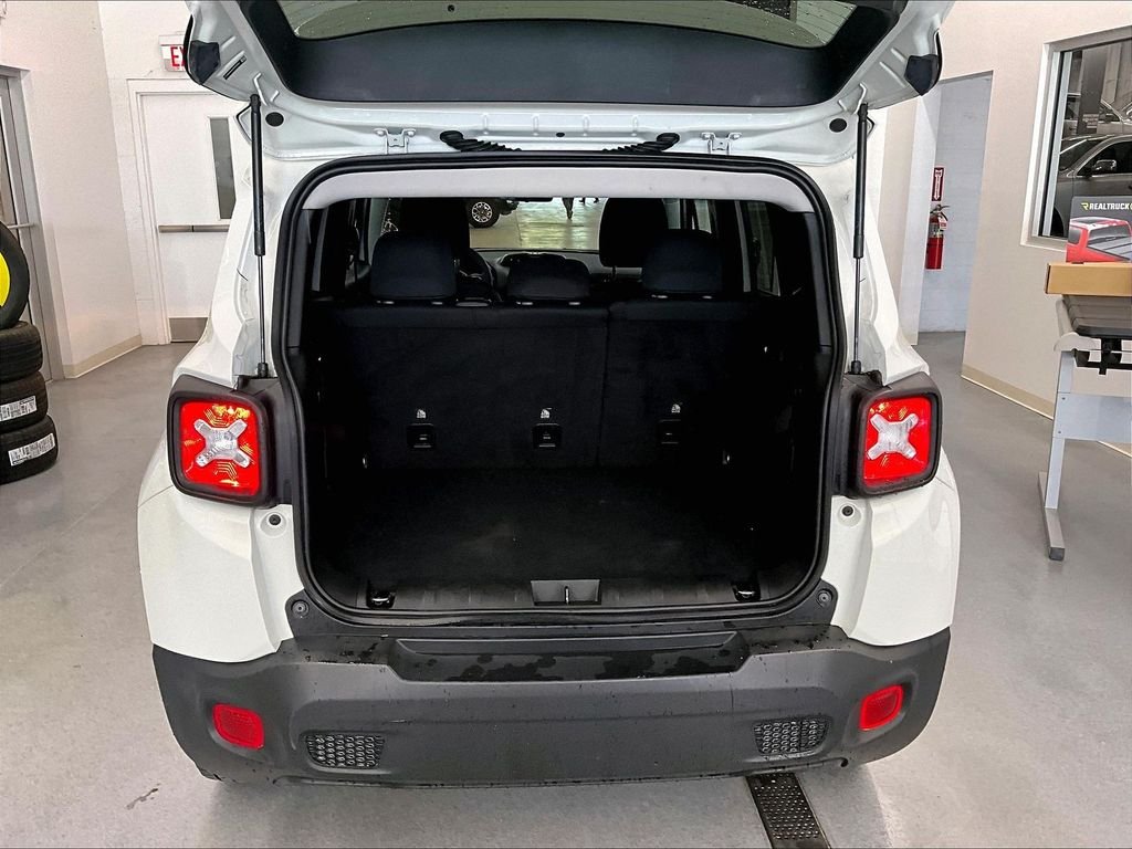 Used 2023 Alpine White Clearcoat Jeep Latitude image 34