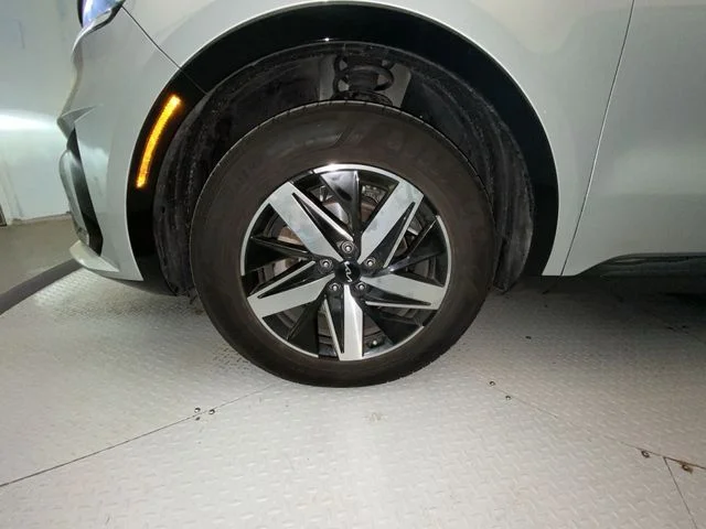 Used 2022 Silver Kia S image 10