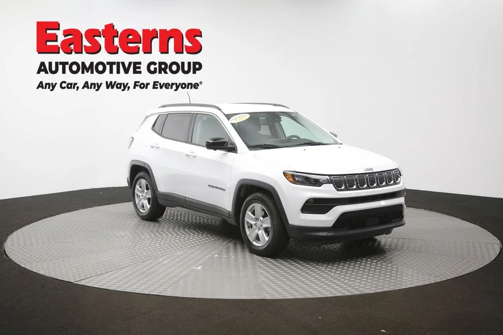 Used 2022 White Jeep Latitude image 49