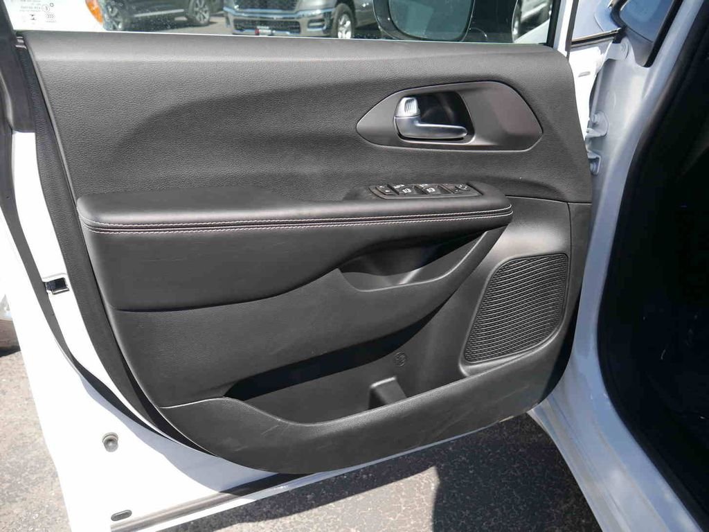 New 2026 Bright White Clear-Coat Exterior Paint Chrysler  image 22