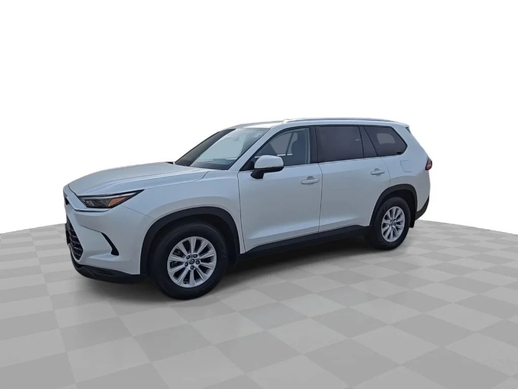 Used 2024  Toyota XLE image 4