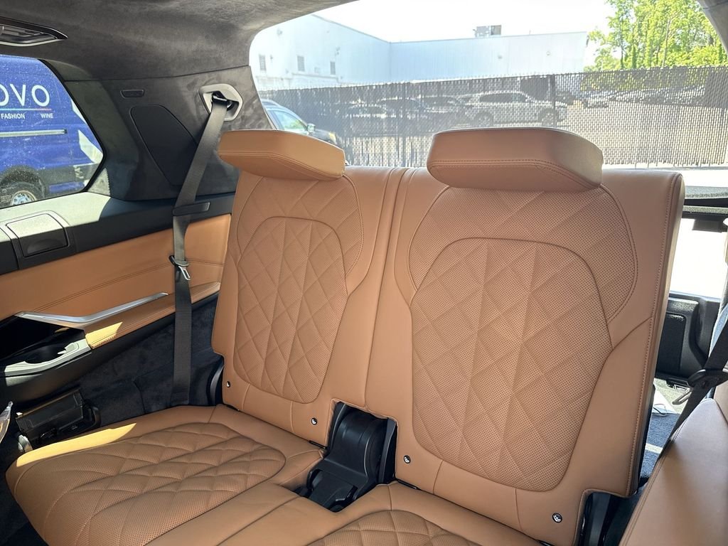 Used 2027 Black BMW xDrive40i image 24