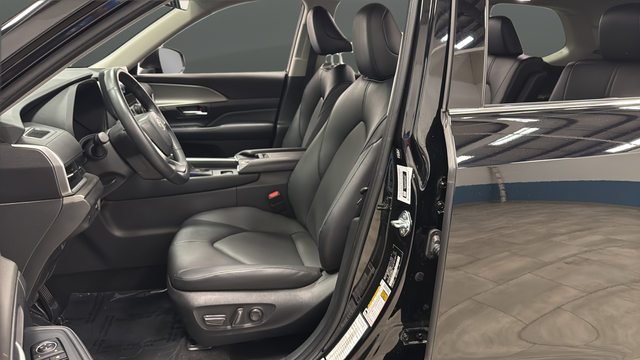 Used 2025 Midnight Black Metallic Toyota XLE image 9