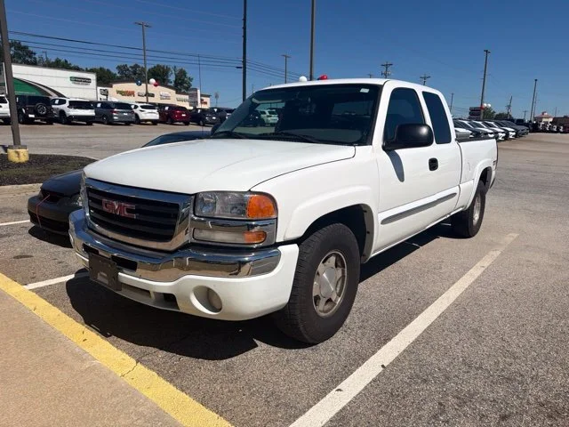 Used 2004 White GMC SLE image 2