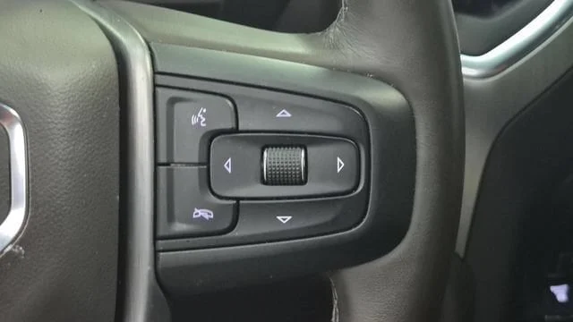 Used 2022 White Frost Tricoat GMC Denali image 19