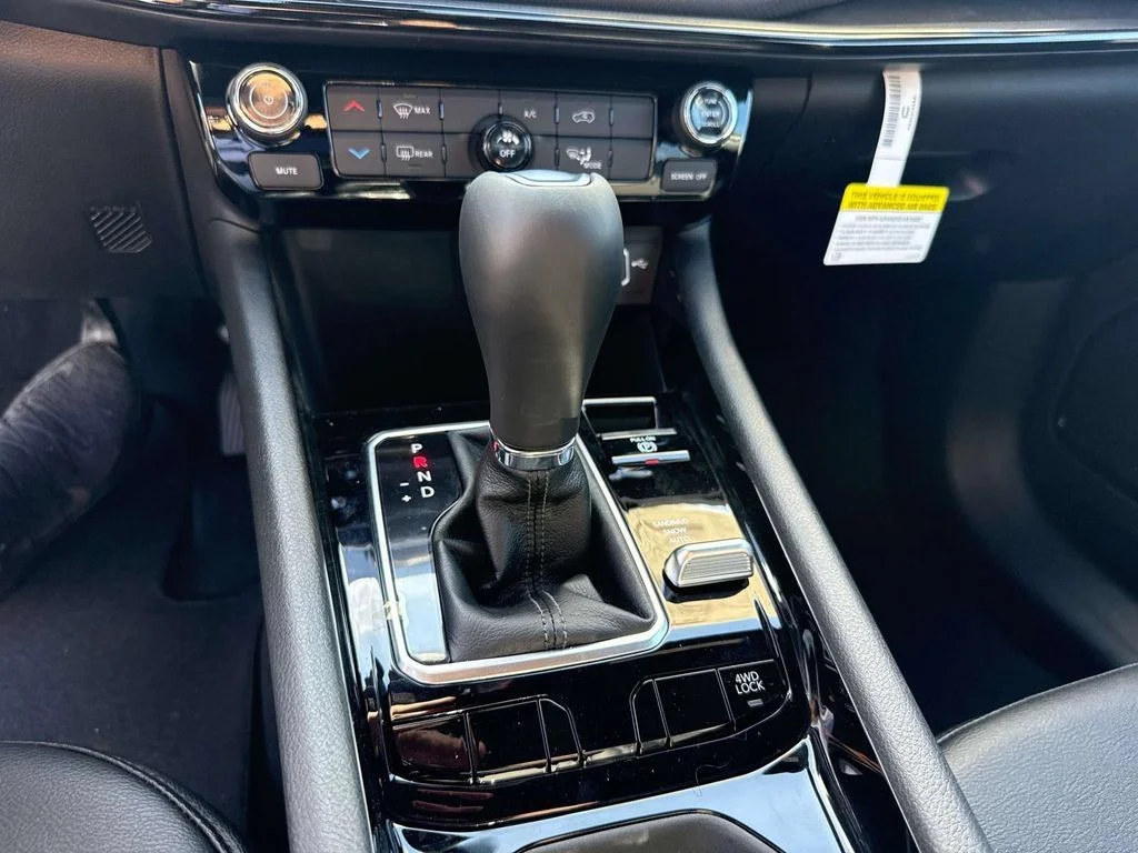 New 2026 Bright White Clearcoat Jeep Latitude image 28