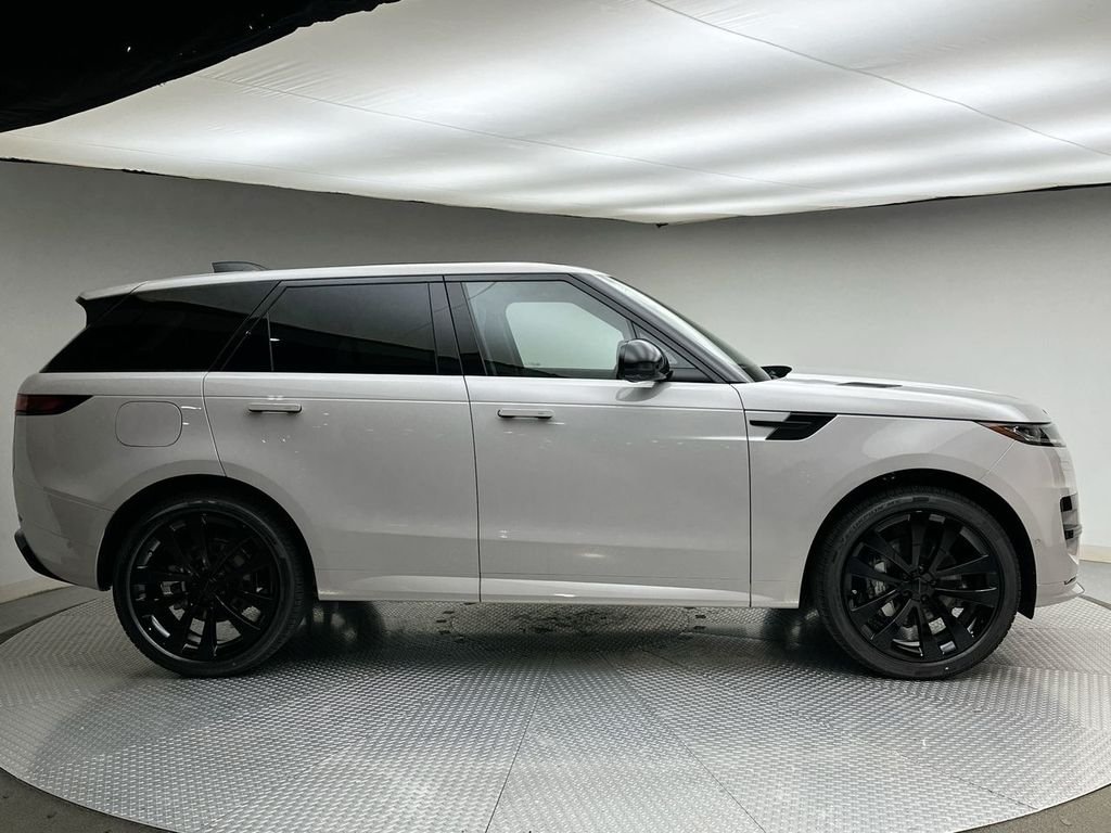 New 2026 Borasco Grey Land Rover Dynamic SE image 4