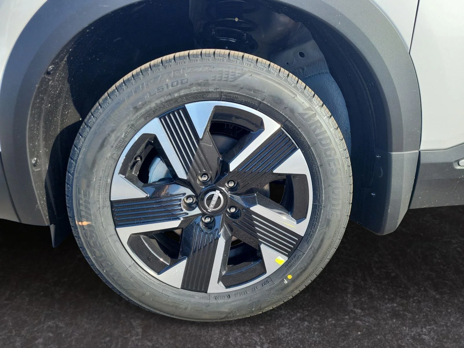 New 2026 Aspen White Tricoat/Super Black Nissan SV image 26