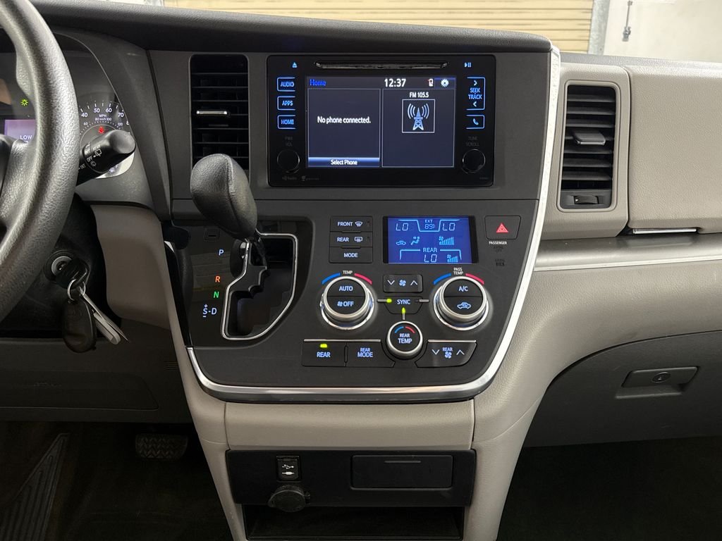 2015 Toyota Sienna LE - Photo 16