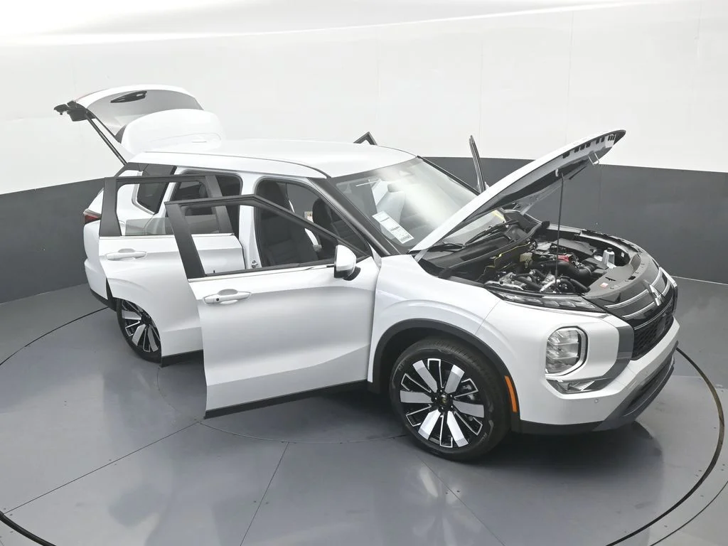 New 2026 Diamond White Mitsubishi SE image 79