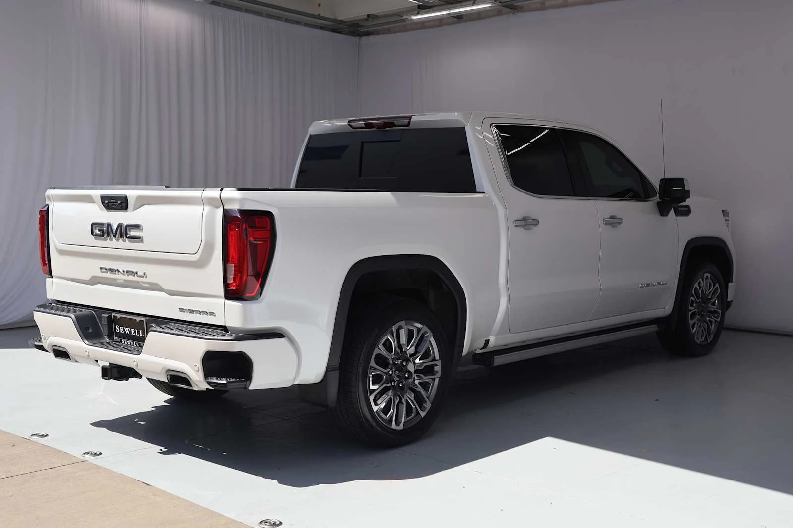 Used 2024 White Frost Tricoat GMC Denali Ultimate image 8