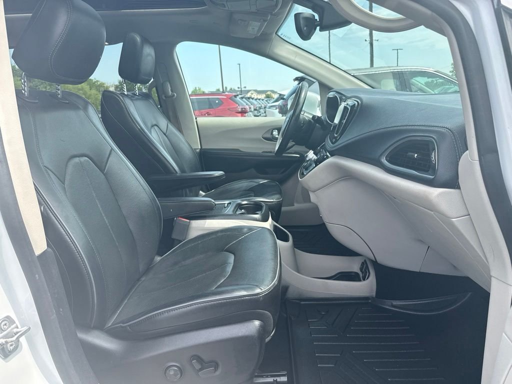 Used 2019 White Chrysler Limited image 22