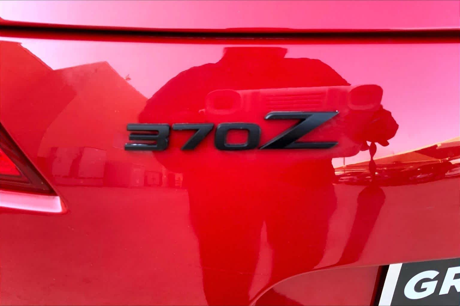 Used 2016 Solid Red Nissan Touring image 10