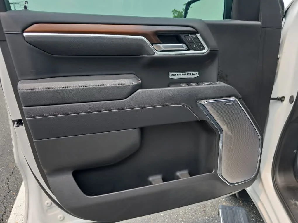 Used 2025 White Frost Tricoat GMC Denali image 13