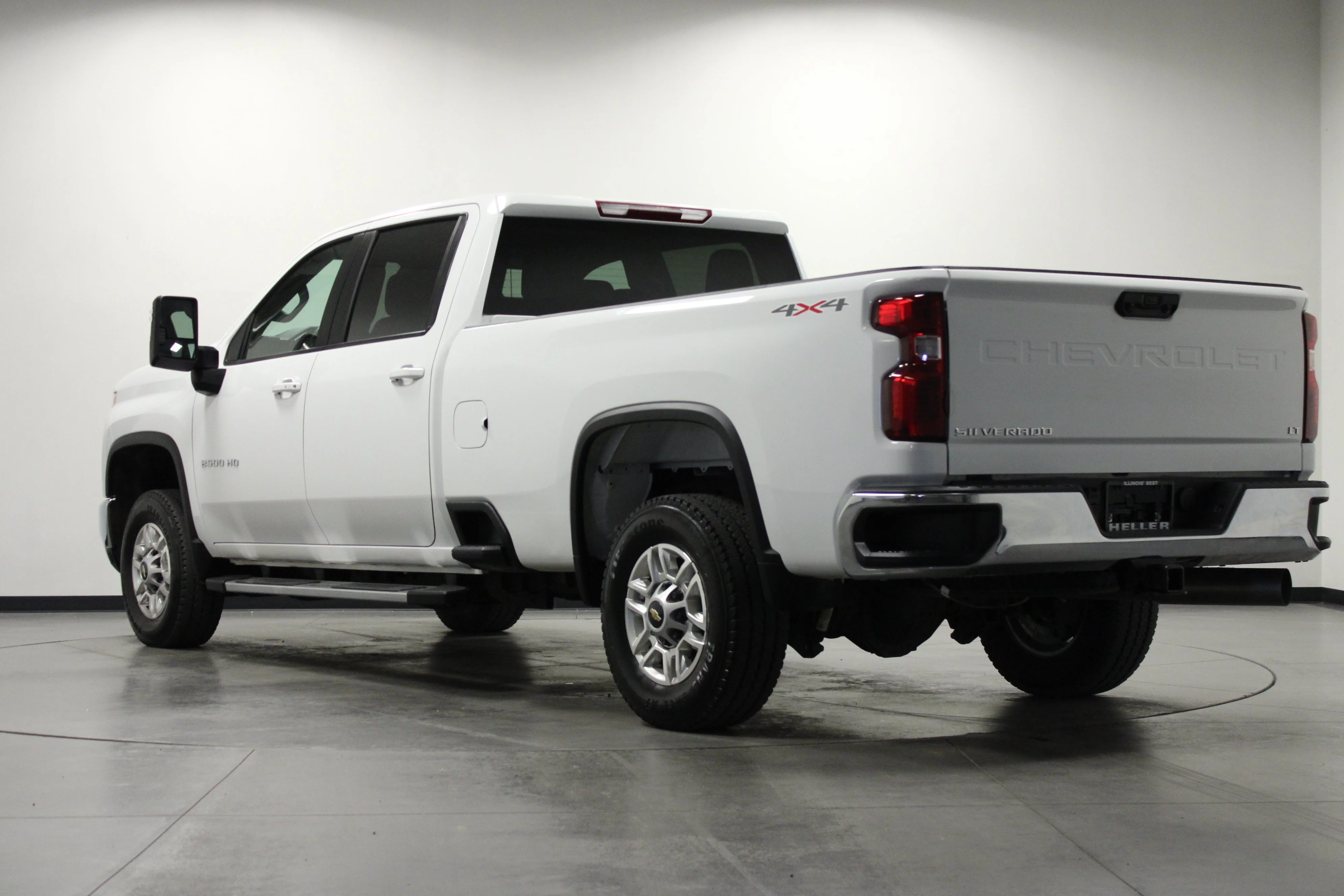 Used 2025 Summit White Chevrolet LT image 6