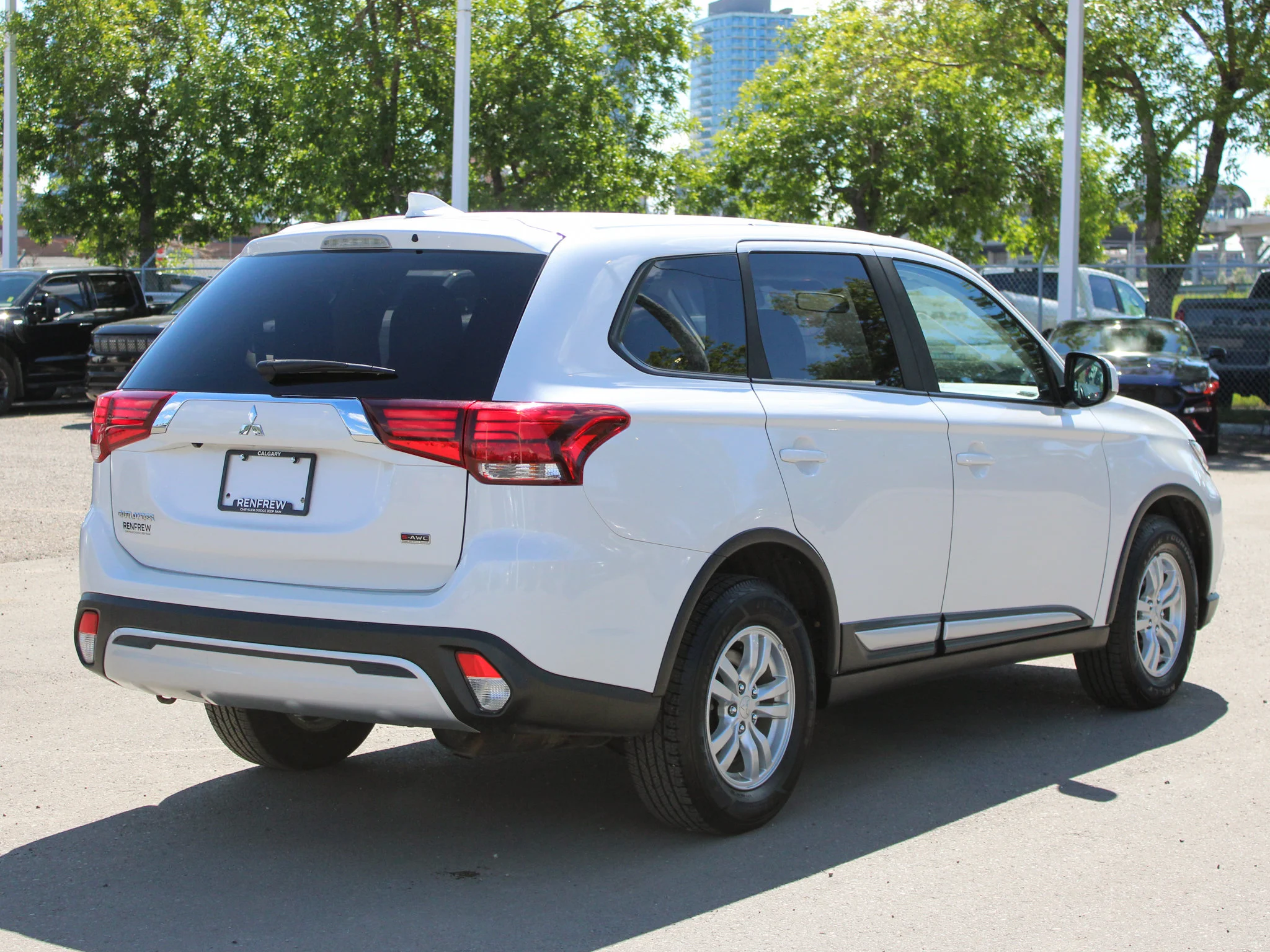 Used 2020  Mitsubishi ES * No Accidents | 7-Seater | Backup Camera | Heated Seats | AWD image 15