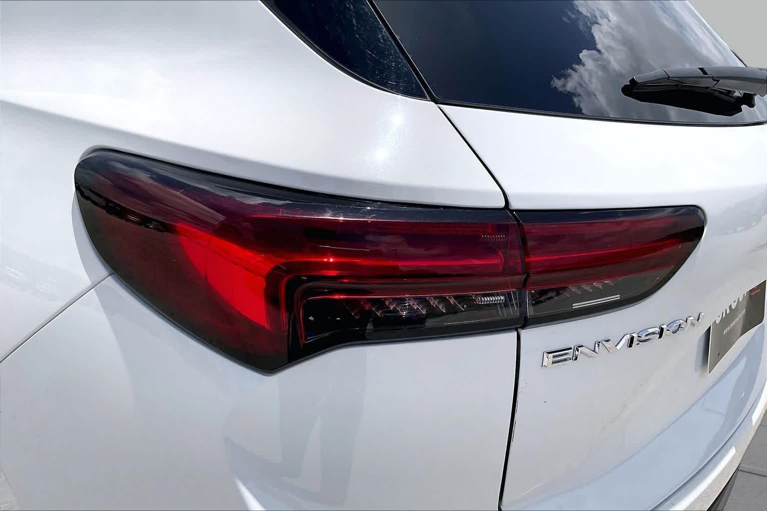 Used 2022 Summit White Buick Preferred image 28