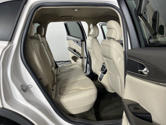 Used 2019 White Platinum Clearcoat Metallic Lincoln Select image 43