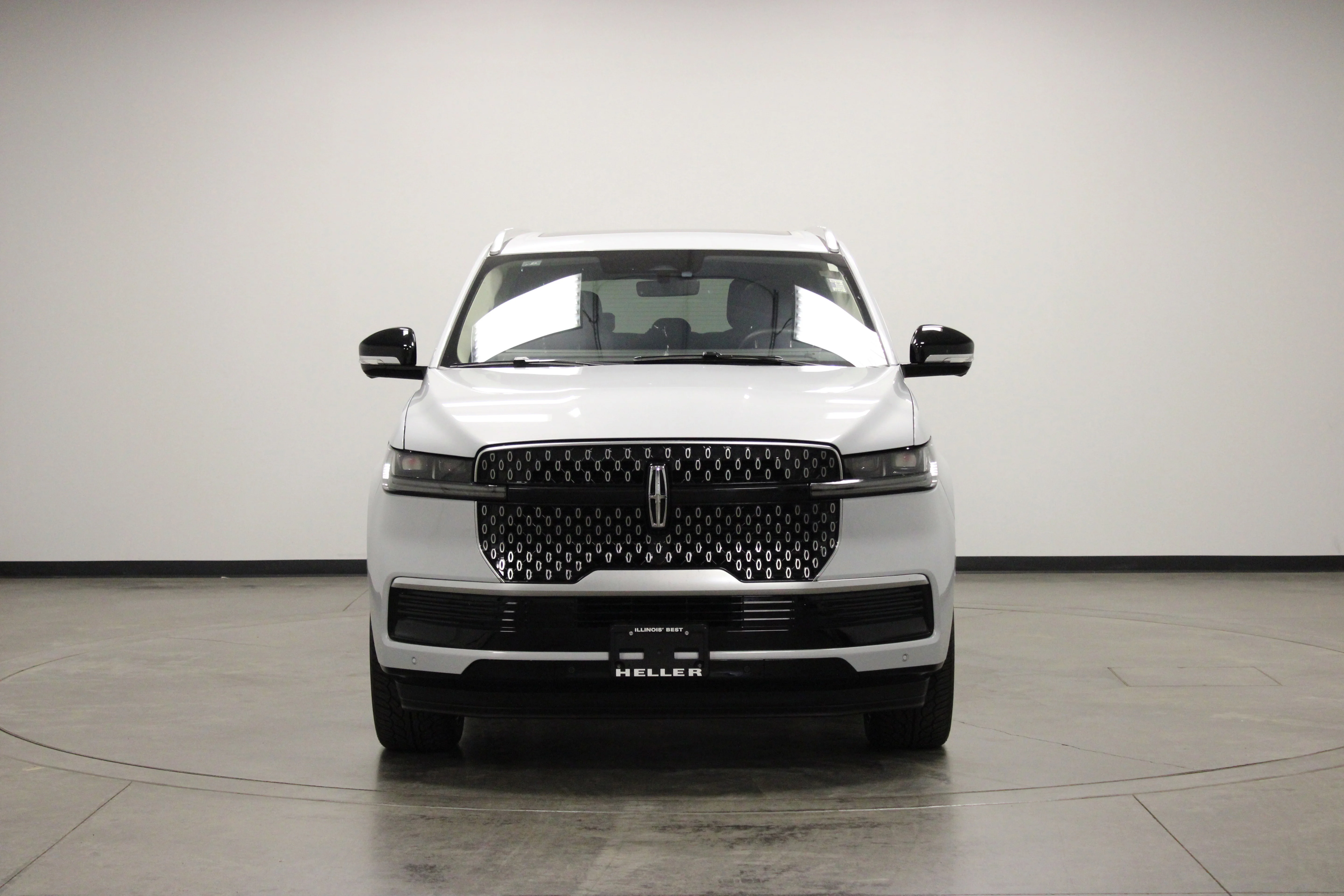 Used 2025 Crystal White Metallic Clearcoat Lincoln Reserve image 3