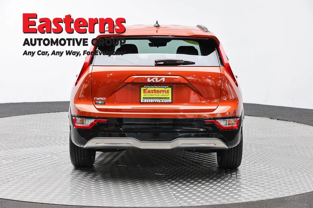 Used 2023 Red Kia Wind image 6