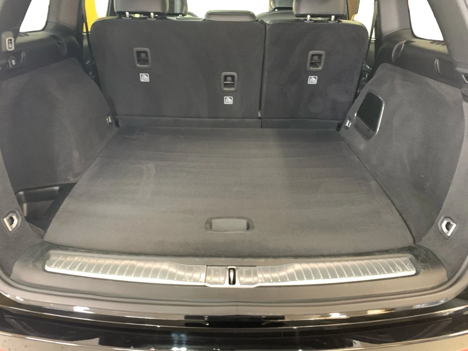 Used 2025 Diamond Black Crystal Pearl Jeep Overland image 19