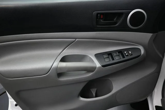 Used 2015 White Toyota Base image 17