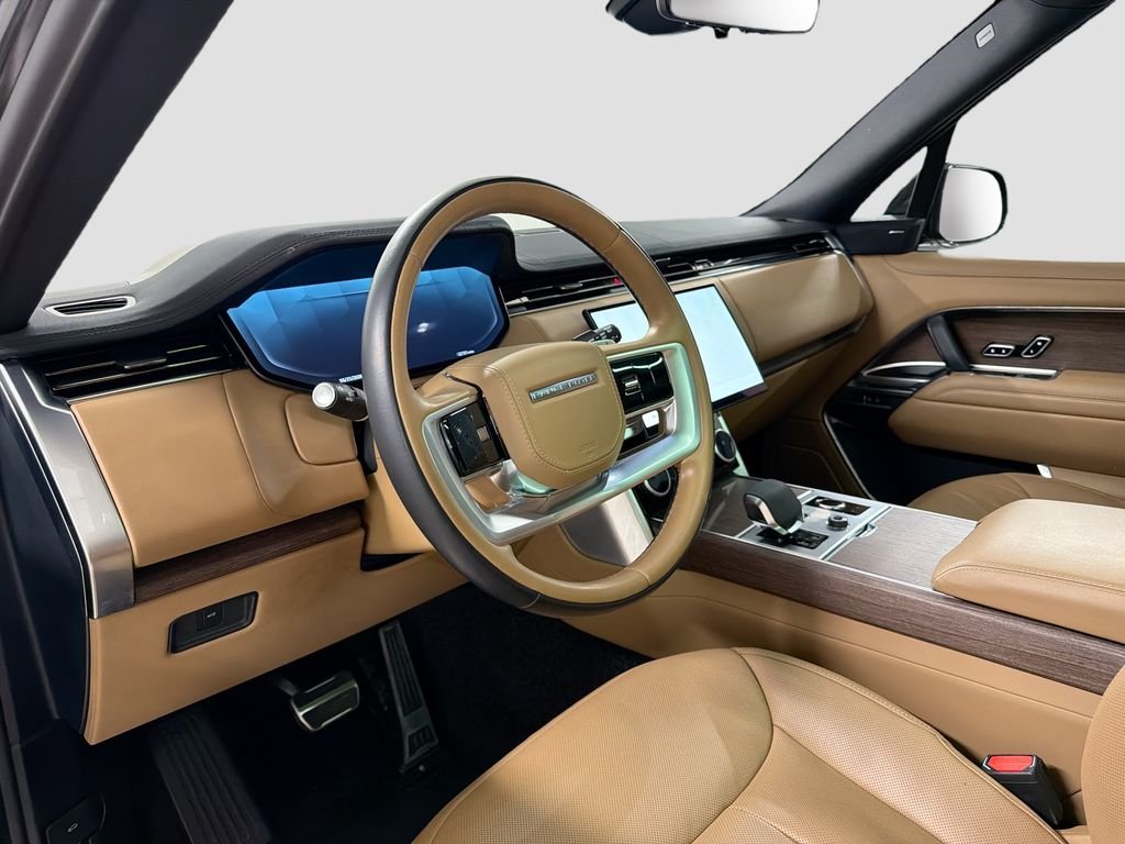 Used 2023 Green Land Rover SE image 4