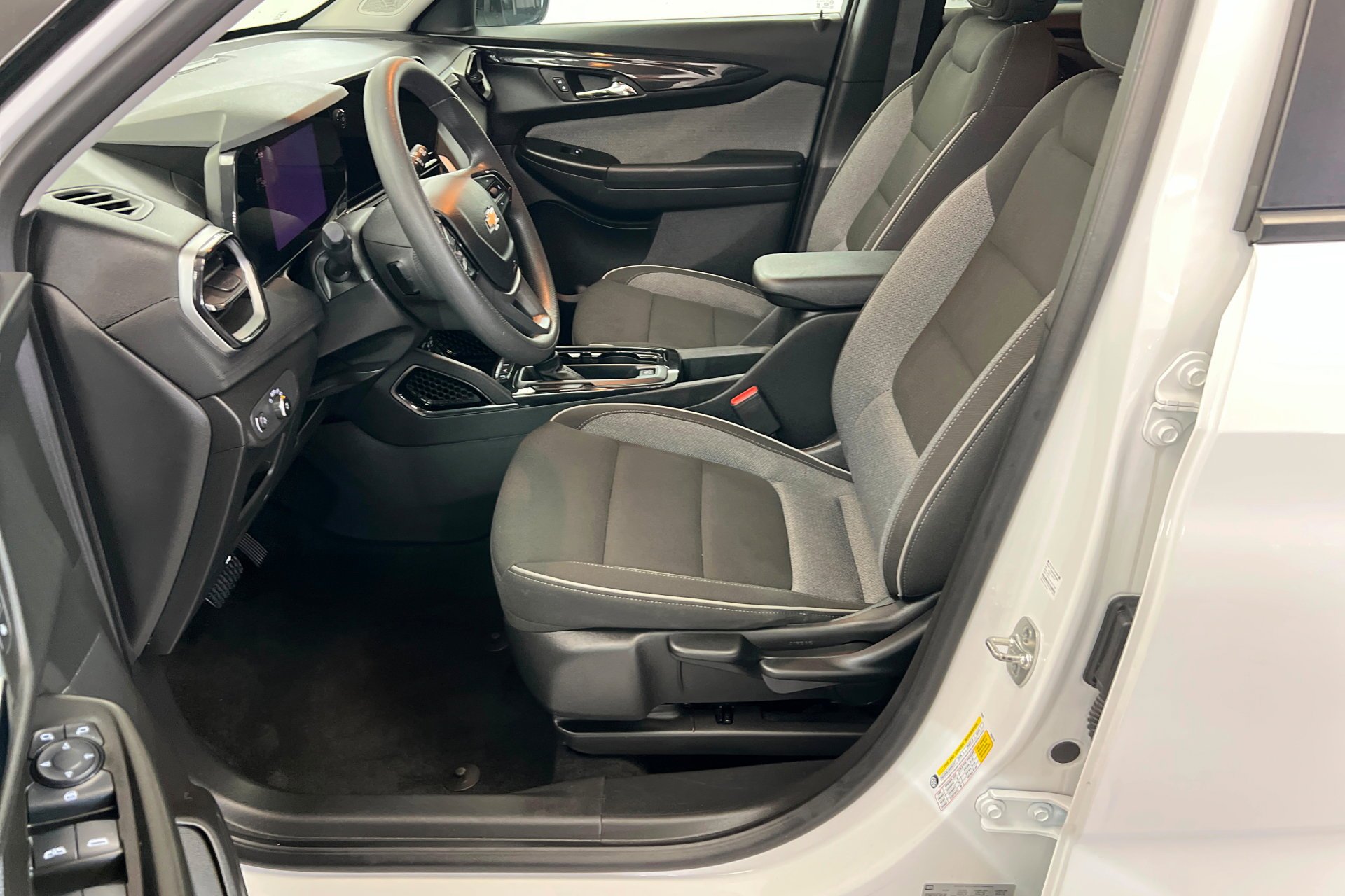 Used 2025 Summit White Chevrolet LT image 18
