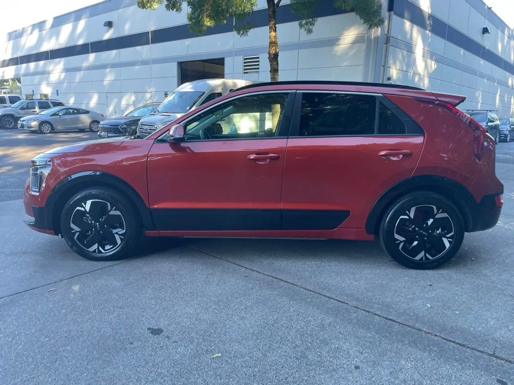 Certified Used 2023 Fire Orange Kia Wind image 6