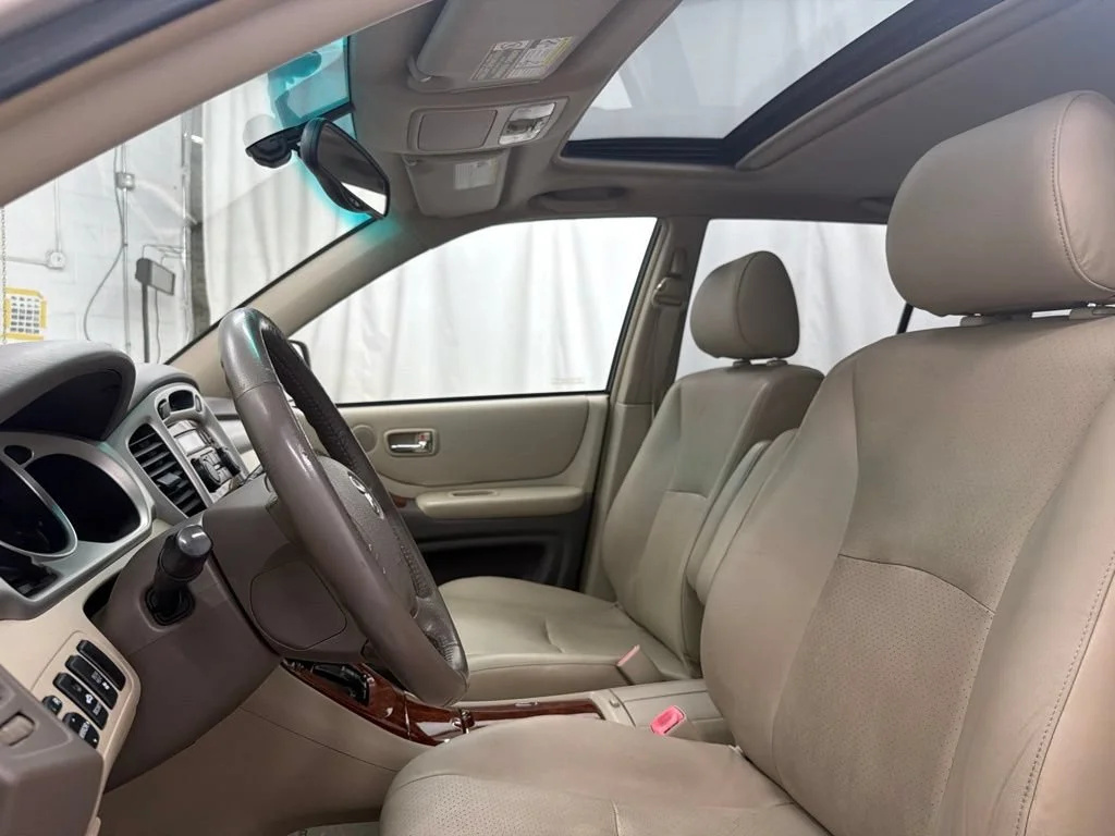 Used 2006 Gold Toyota Limited image 14