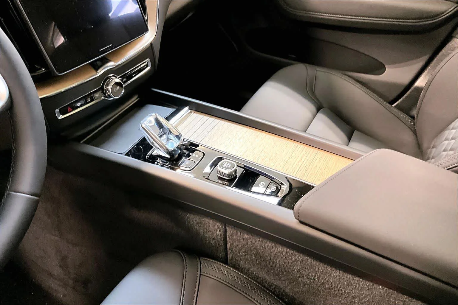 New 2026 AURORA SILVER Volvo Plus image 10