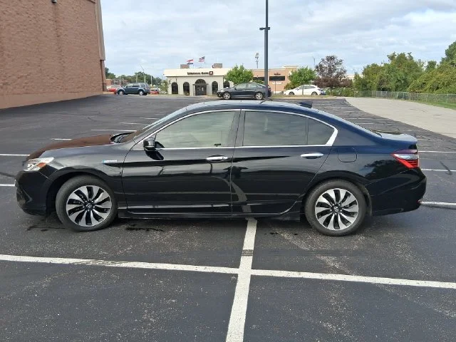 Used 2017  Honda Touring image 2