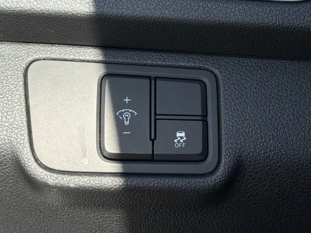 Used 2020 Olympus Silver Hyundai SE image 16