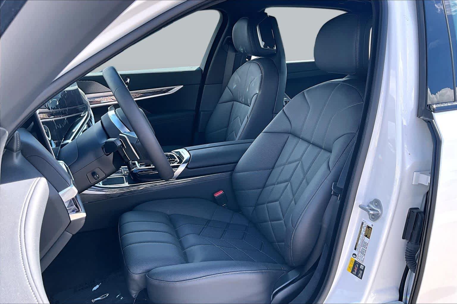 New 2026 Mineral White Metallic BMW 750e xDrive image 9