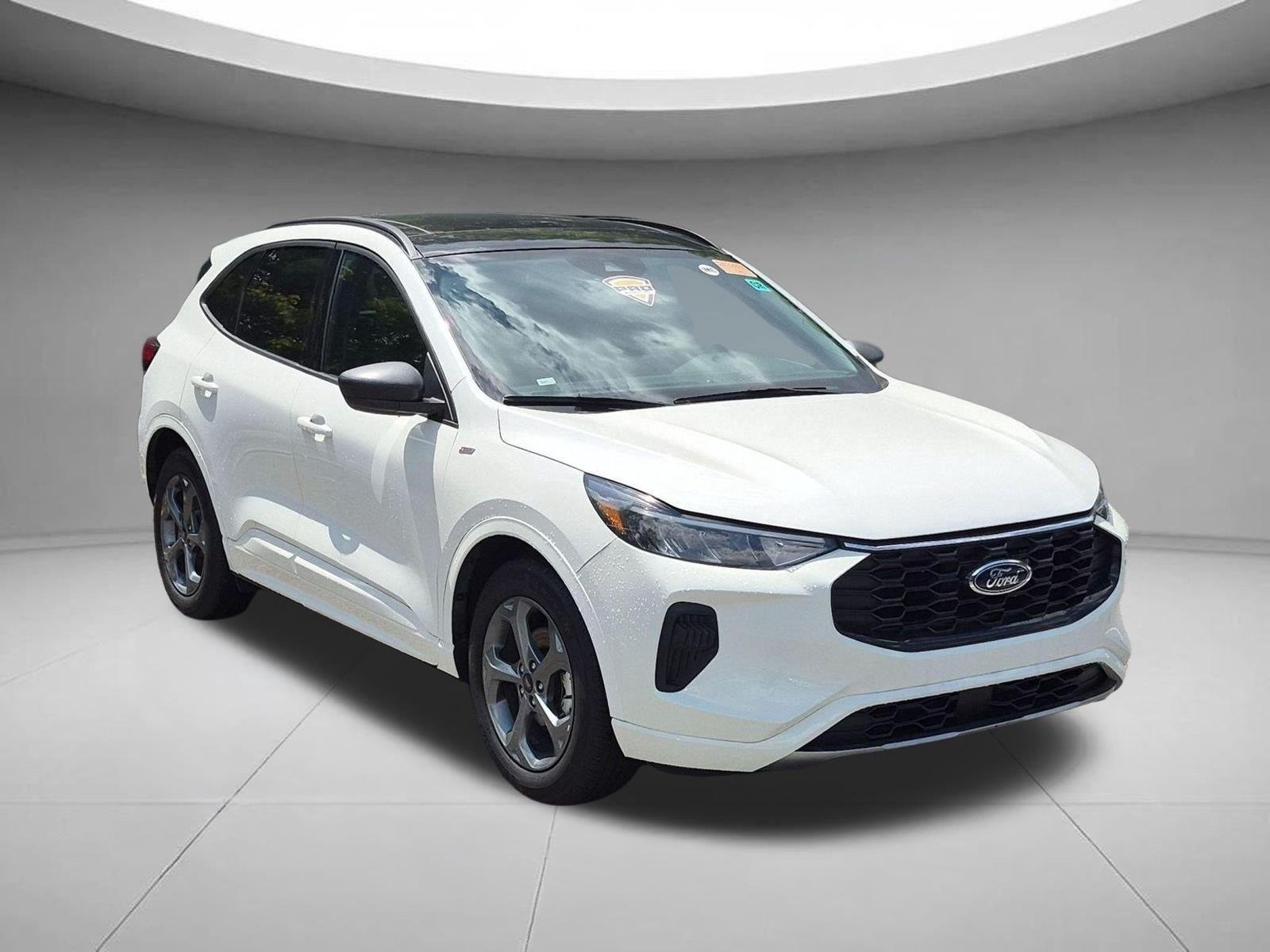 Used 2024 Star White Metallic Tri-Coat Ford ST-Line image 7