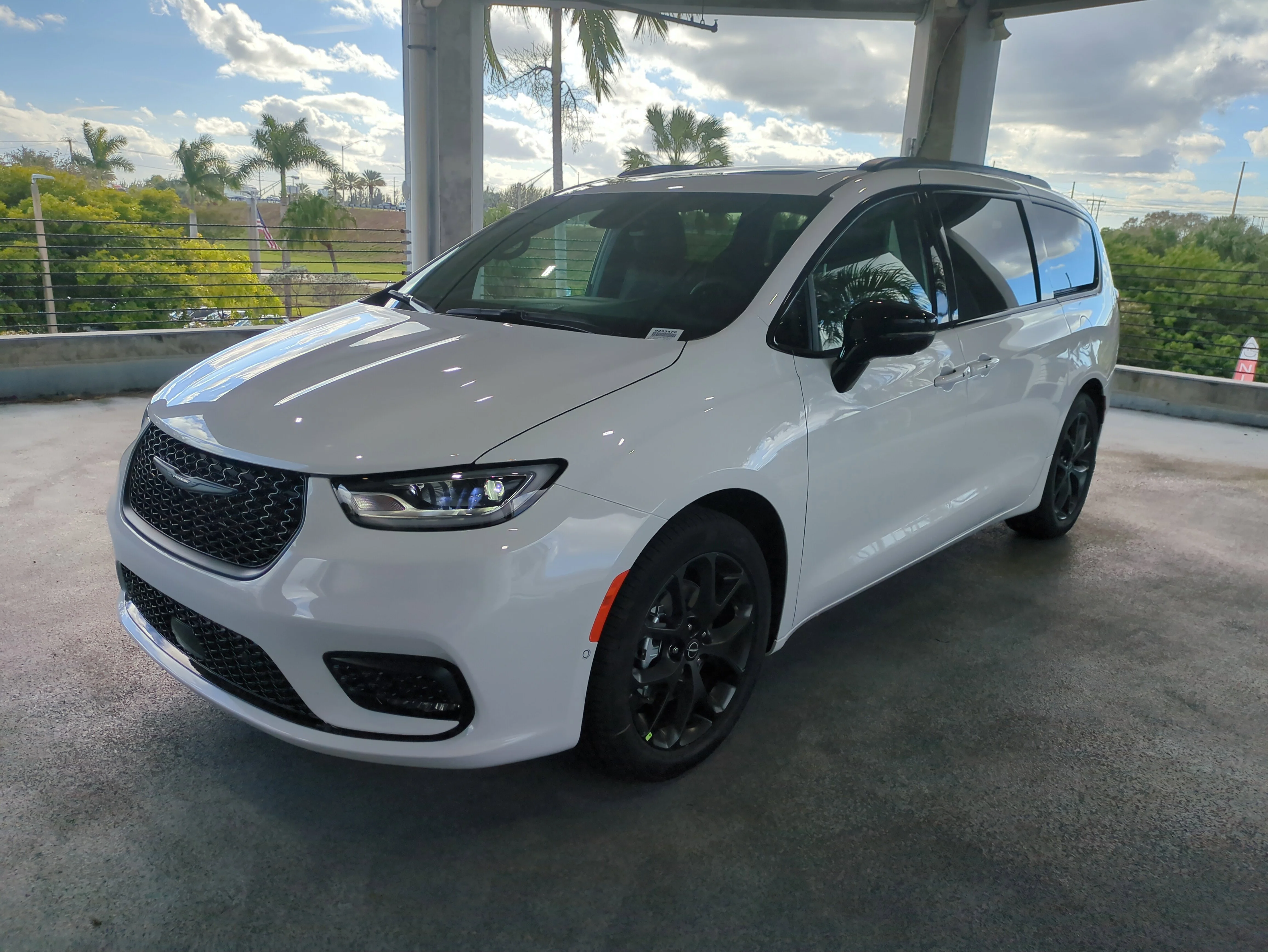 New 2026 Bright White Clear-Coat Exterior Paint Chrysler Limited image 8