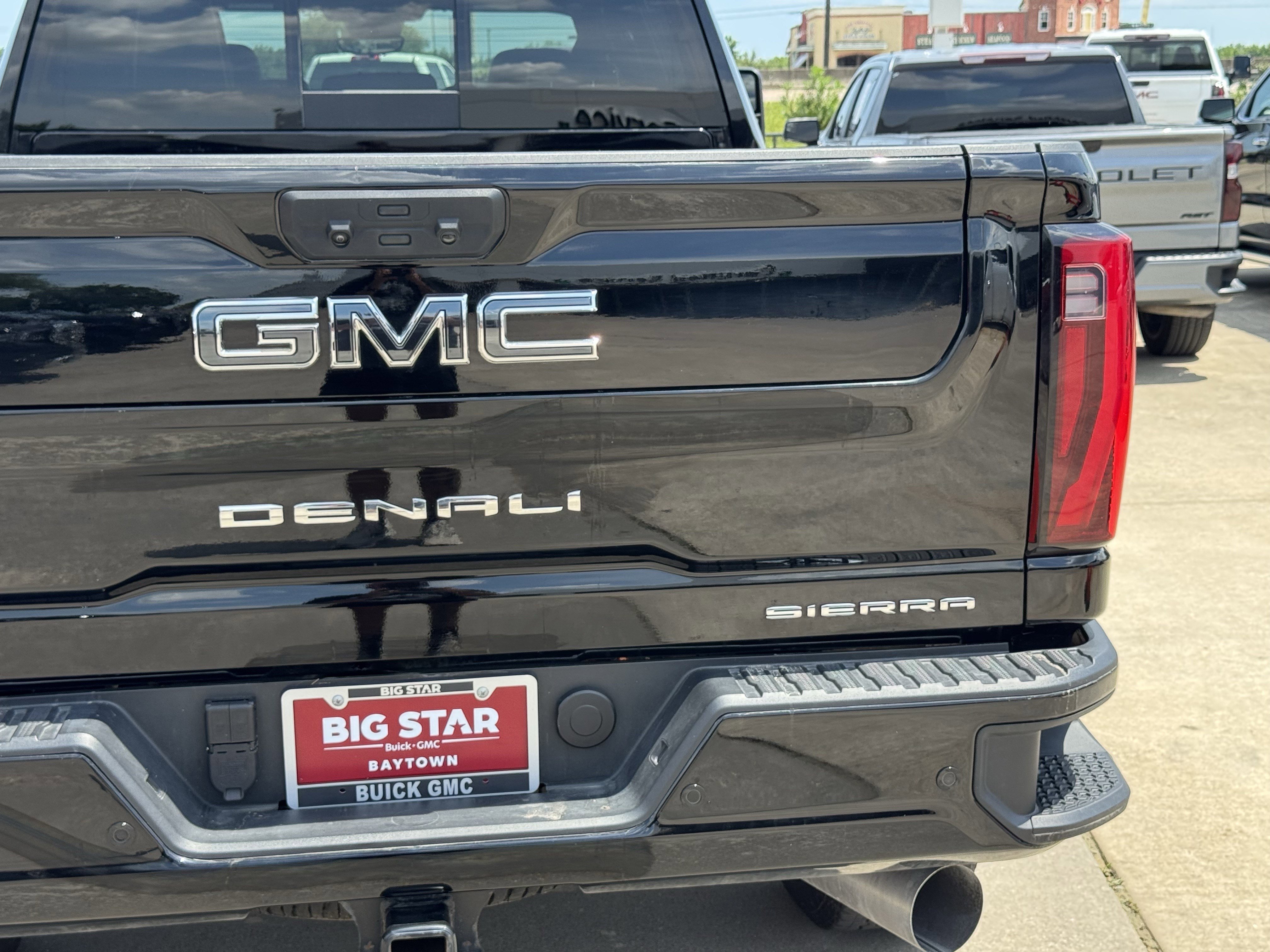 Used 2025 Onyx Black GMC Denali Ultimate image 5