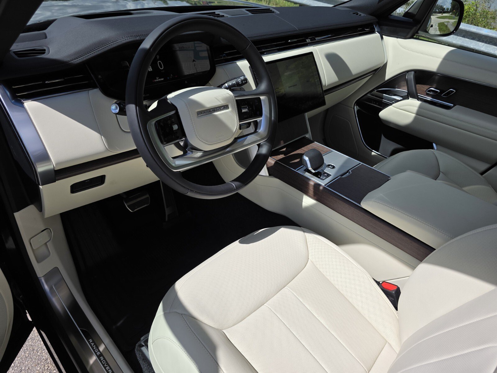 New 2026 Santorini Black Land Rover P400 SE image 10