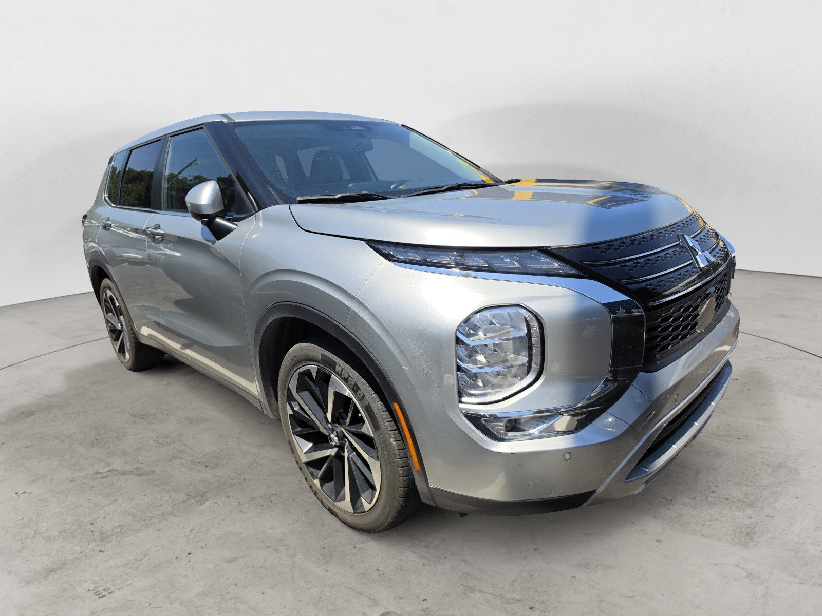 Used 2024 Alloy Silver Metallic Mitsubishi SE image 2