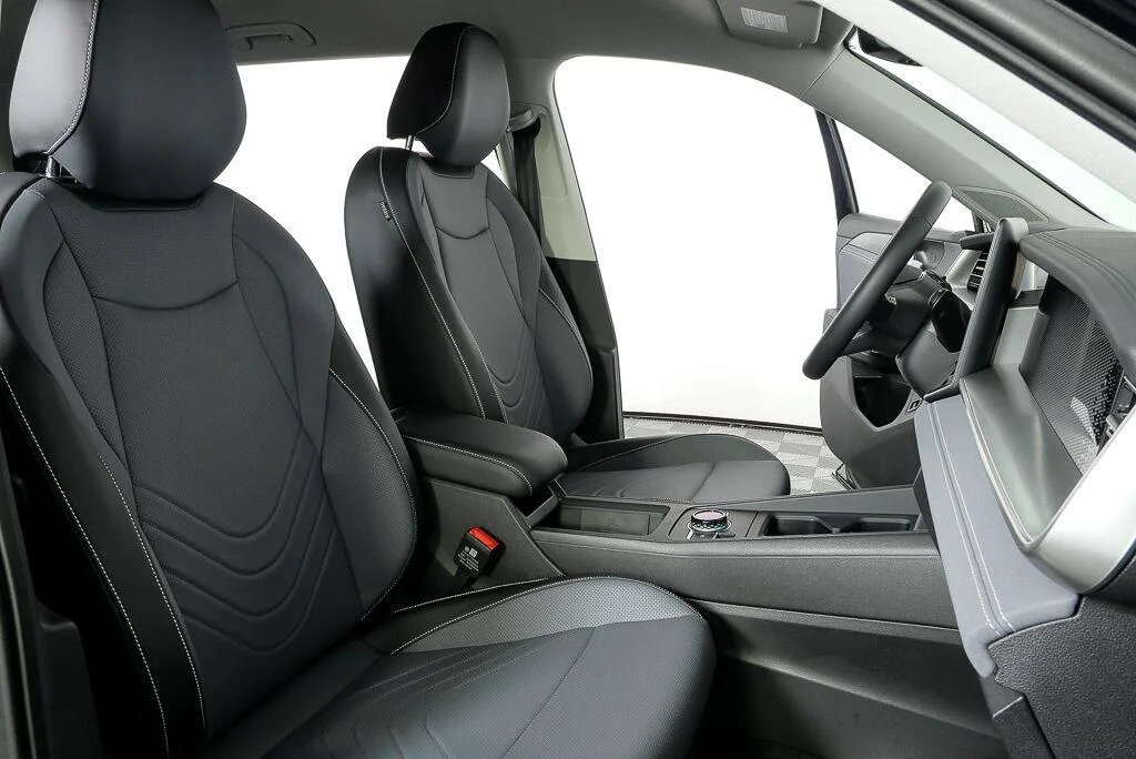 New 2026 Deep Black Pearl Volkswagen SE image 24