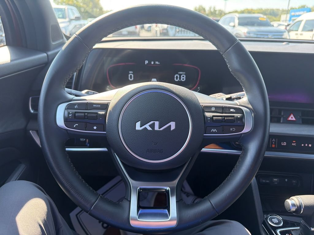 Used 2025 Red Kia X-Line image 17