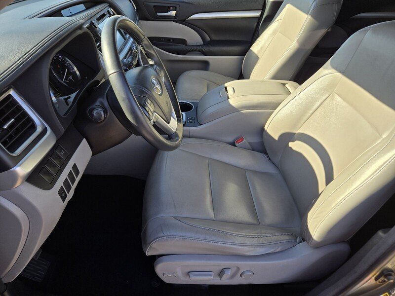 Used 2015 Green Toyota XLE V6 image 11
