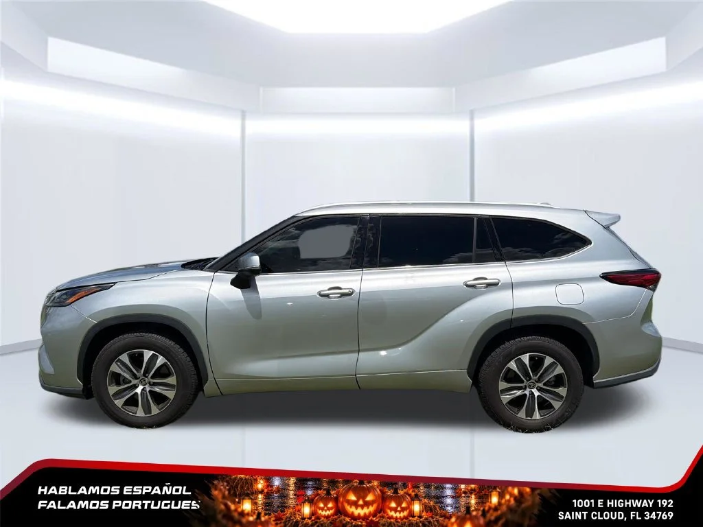 Used 2022 Silver Toyota XLE image 2