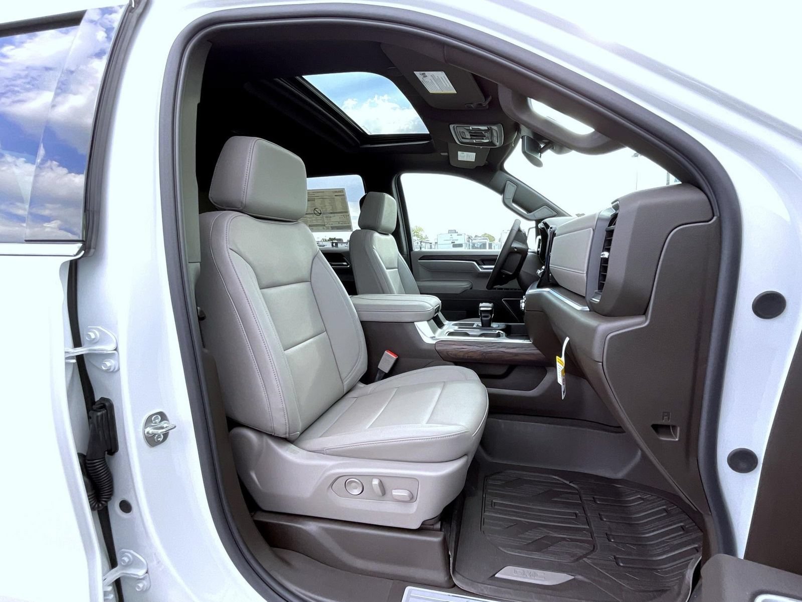 2026 GMC Sierra 1500 SLT - Photo 15