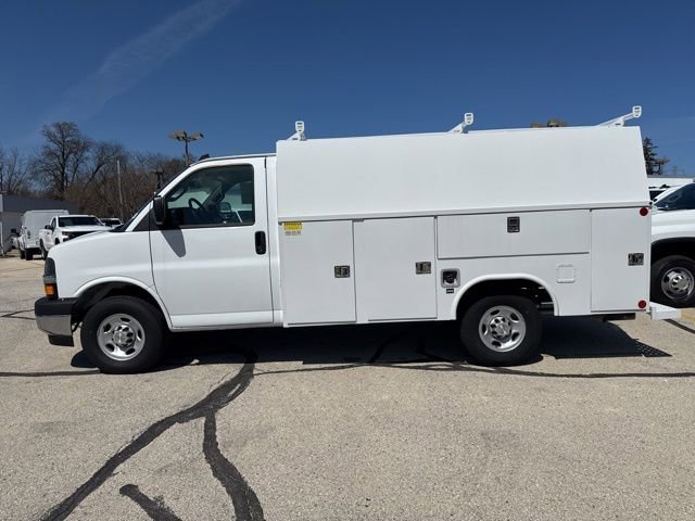 New 2025 Summit White Chevrolet 1WT image 3
