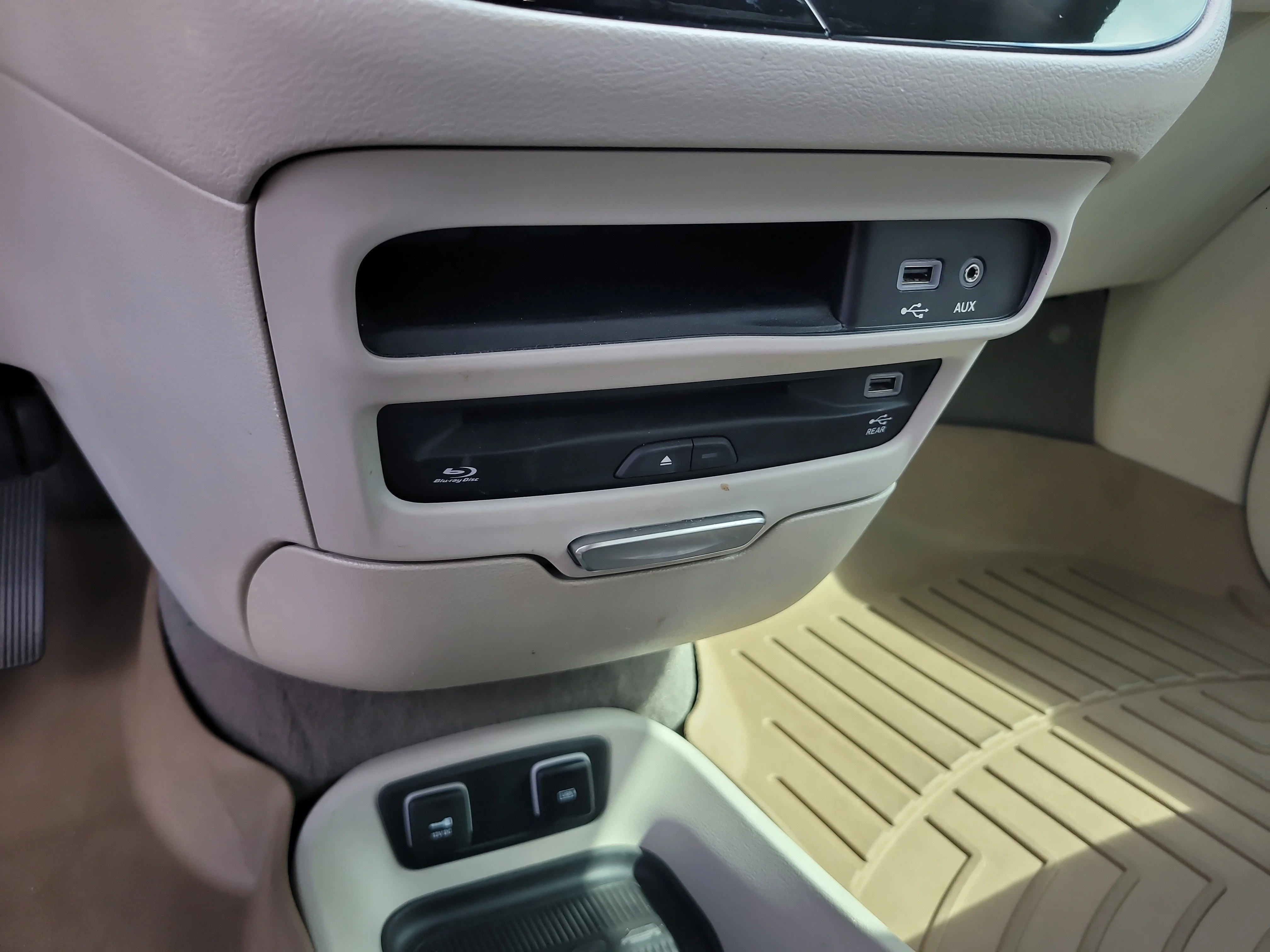 Used 2020 Bright White Clearcoat Chrysler Touring L Plus image 23