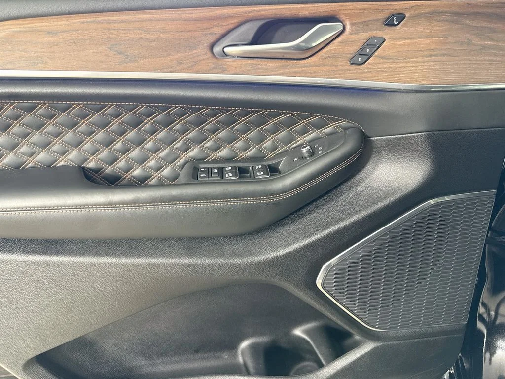 Used 2025 Black Jeep Summit image 18