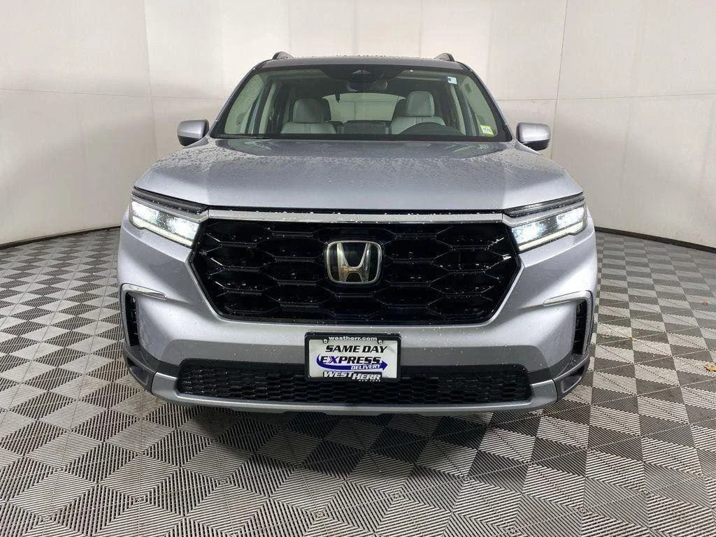 Used 2023 Lunar Silver Metallic Honda Touring image 3