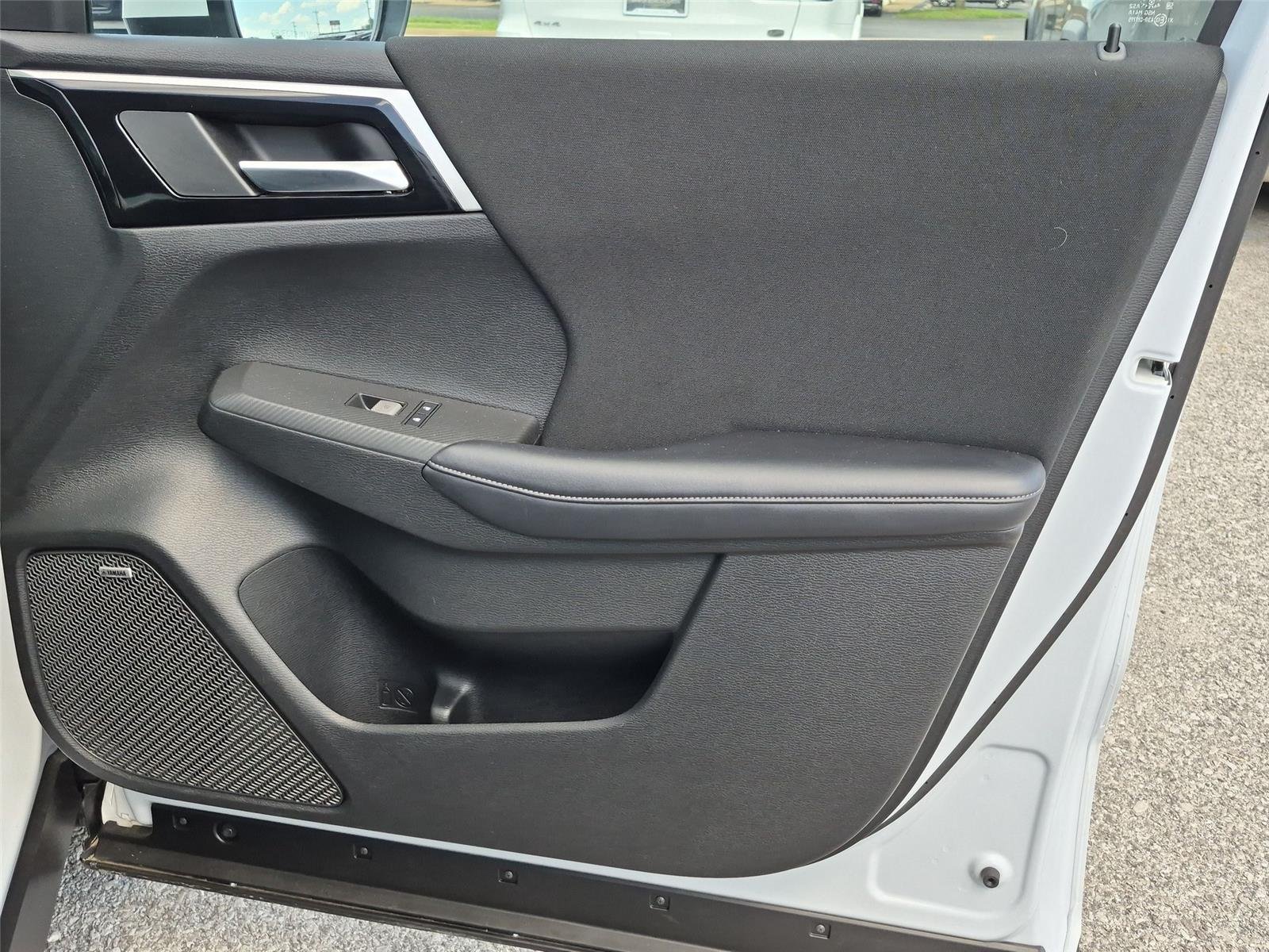 Used 2025 White Diamond Mitsubishi ES image 38